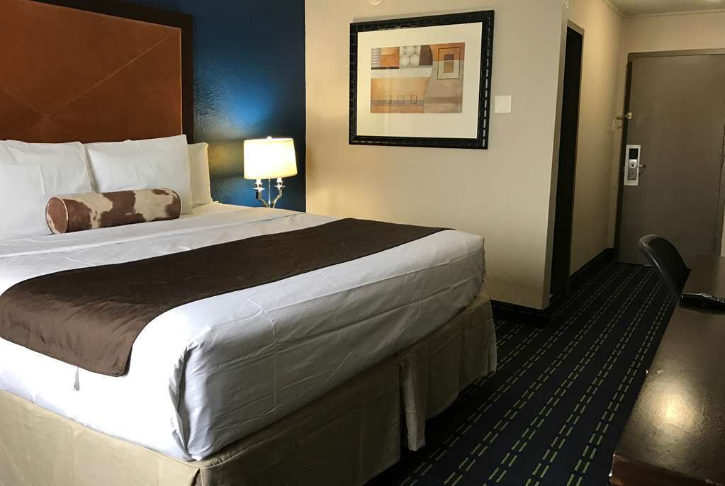 Quality Inn Hotel 3*